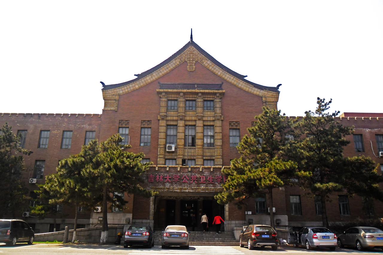 伪满交通部旧址东面正门全景,褐色面砖配黄色装饰带,中央塔楼高出屋面