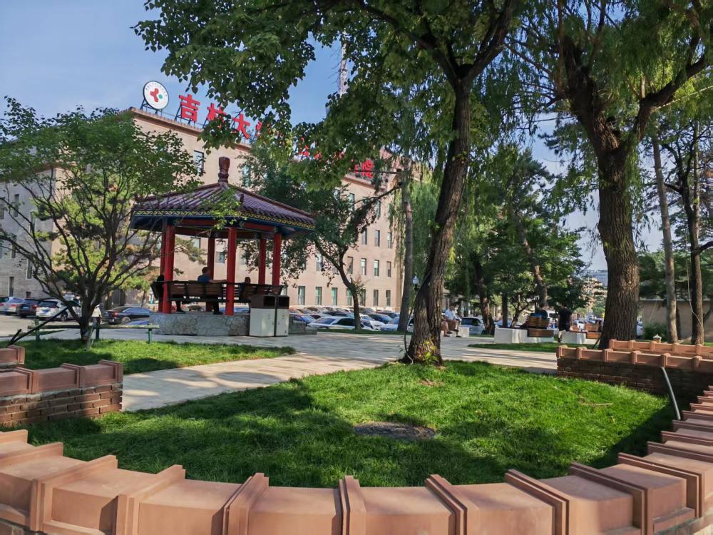 新民大街改造后的公共空间，围墙拆除后行人可直接看到历史建筑