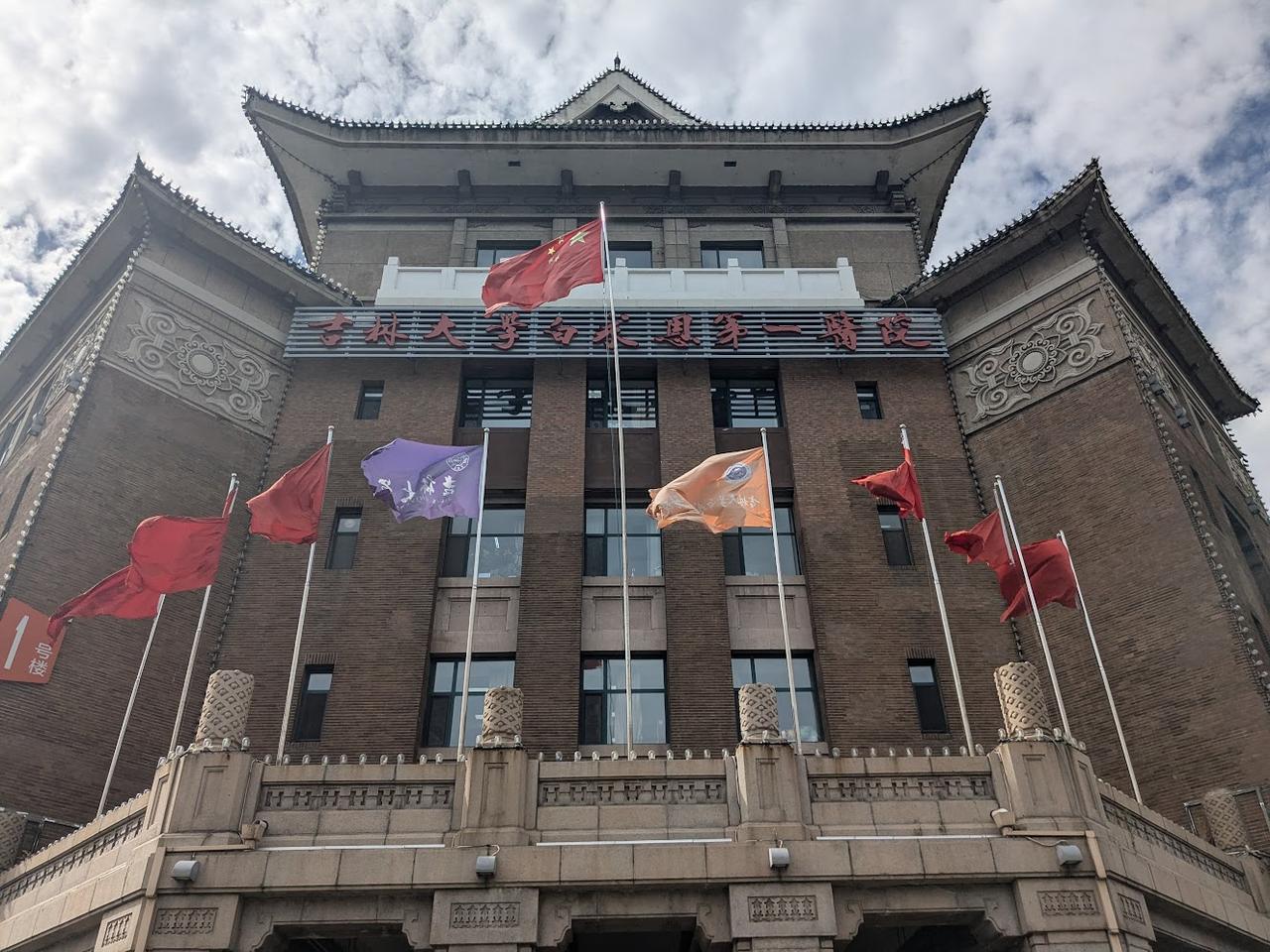 伪满军事部旧址正门入口，绿色琉璃瓦歇山顶和深棕色砖墙