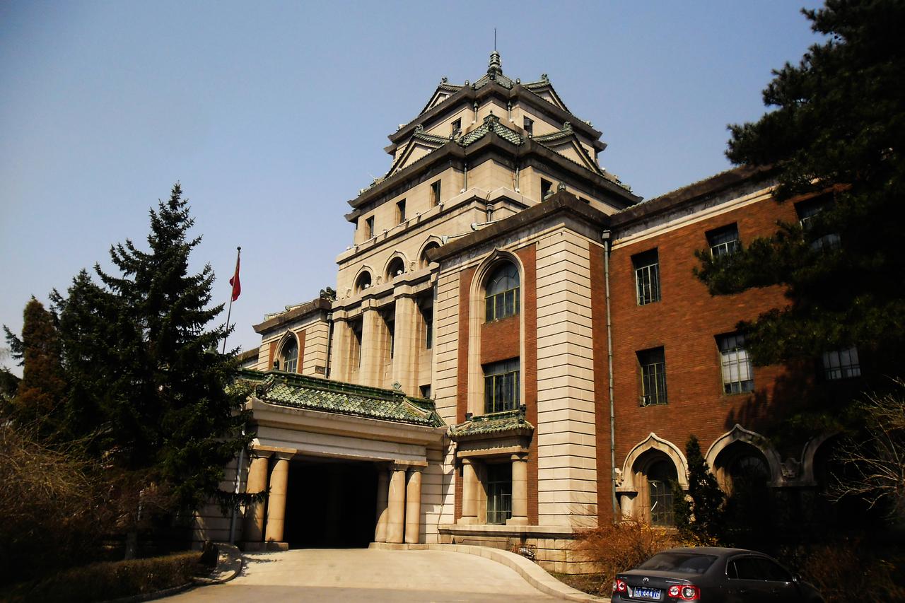 伪满司法部旧址西南侧，现为吉林大学白求恩医学部