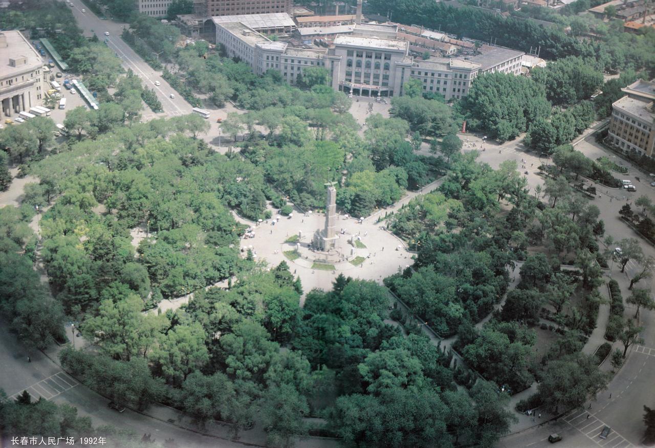 1992 年航拍长春人民广场（原大同广场），圆形轮廓和放射路网清晰可见