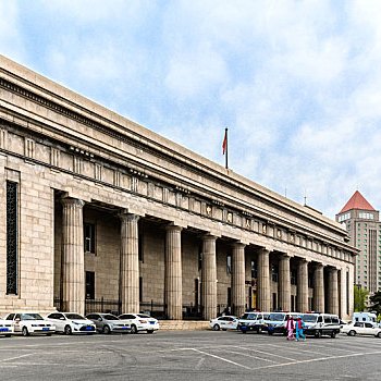 伪满中央银行旧址的柱廊与建筑立面