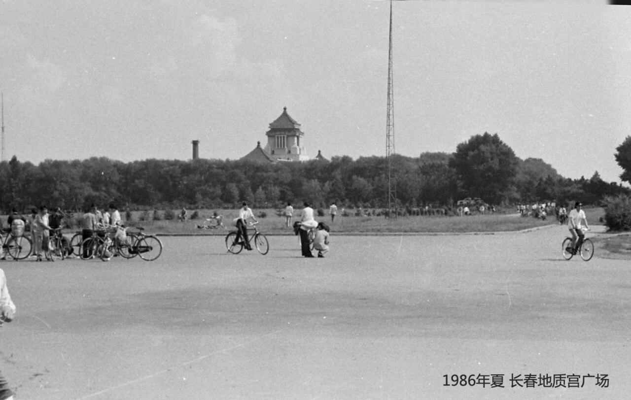 1986年夏季的长春地质宫广场，当时仍称地质宫广场，远处可见地质宫建筑