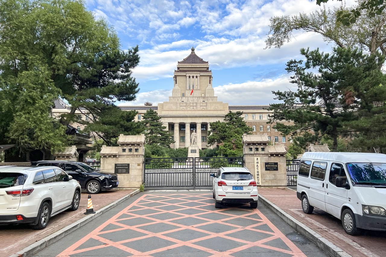 伪满国务院旧址正立面，塔楼高近 45 米，曾是长春城市第一高度
