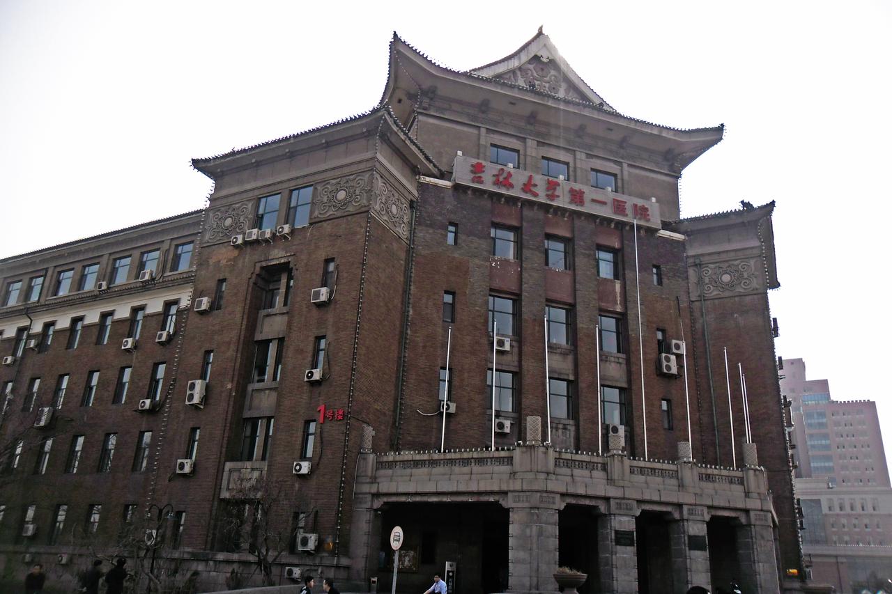 伪满军事部旧址东侧东北向西南，现吉大一院