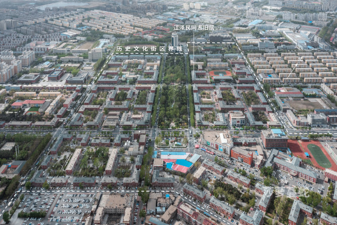 一汽历史文化街区航拍，红房子建筑群和厂区在同一条轴线上铺展开来