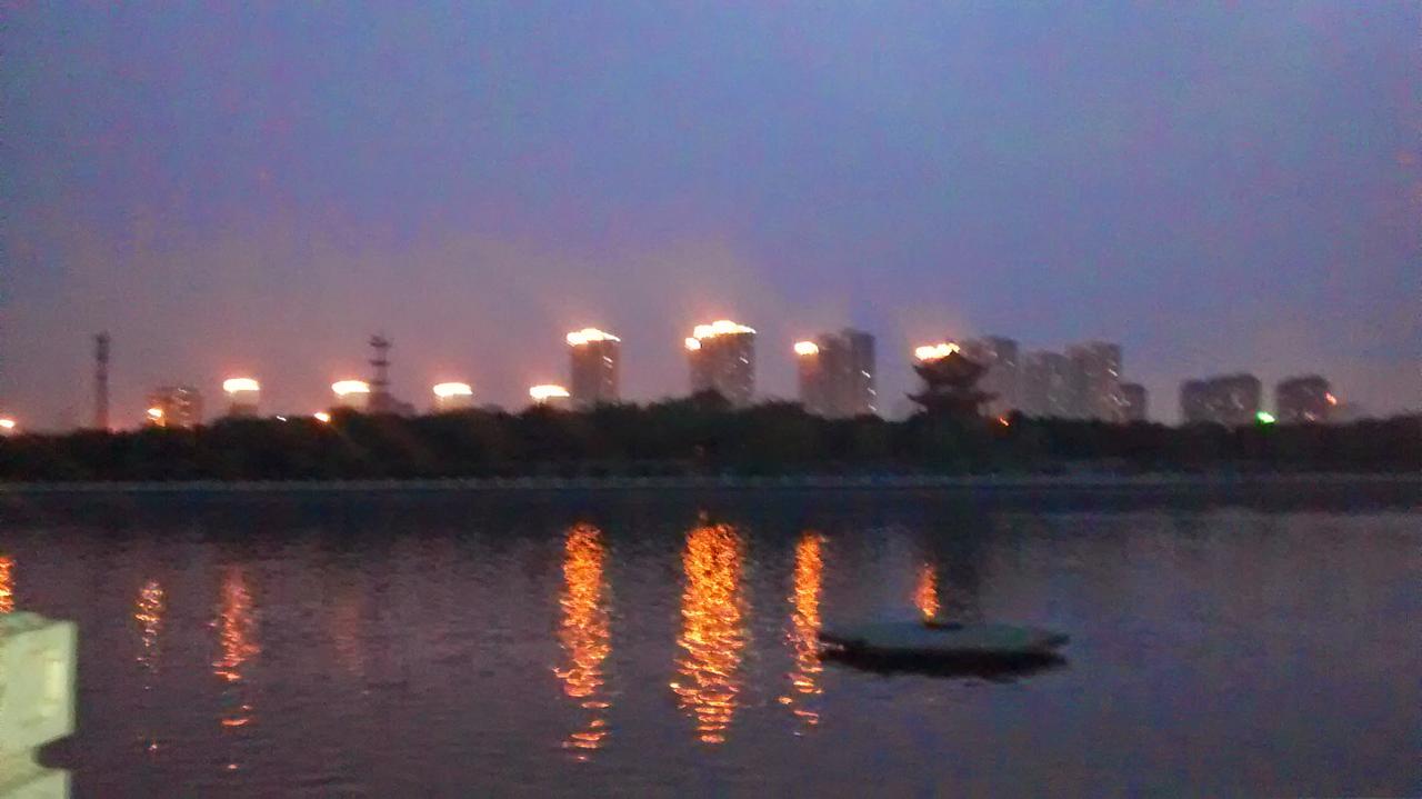 伊通河畔的滨河步道和沿河公园景观