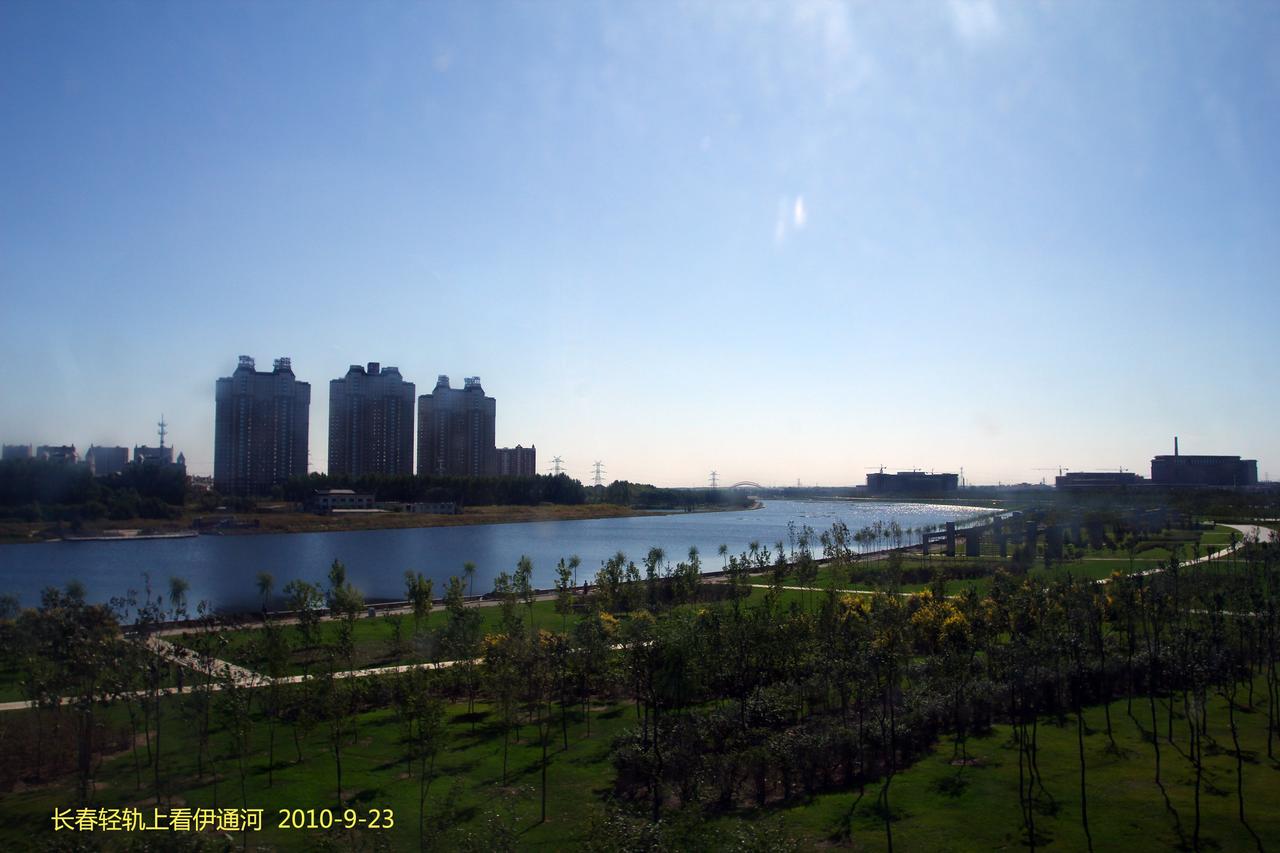 从长春轻轨列车上看伊通河，铁路在高处跨越河流