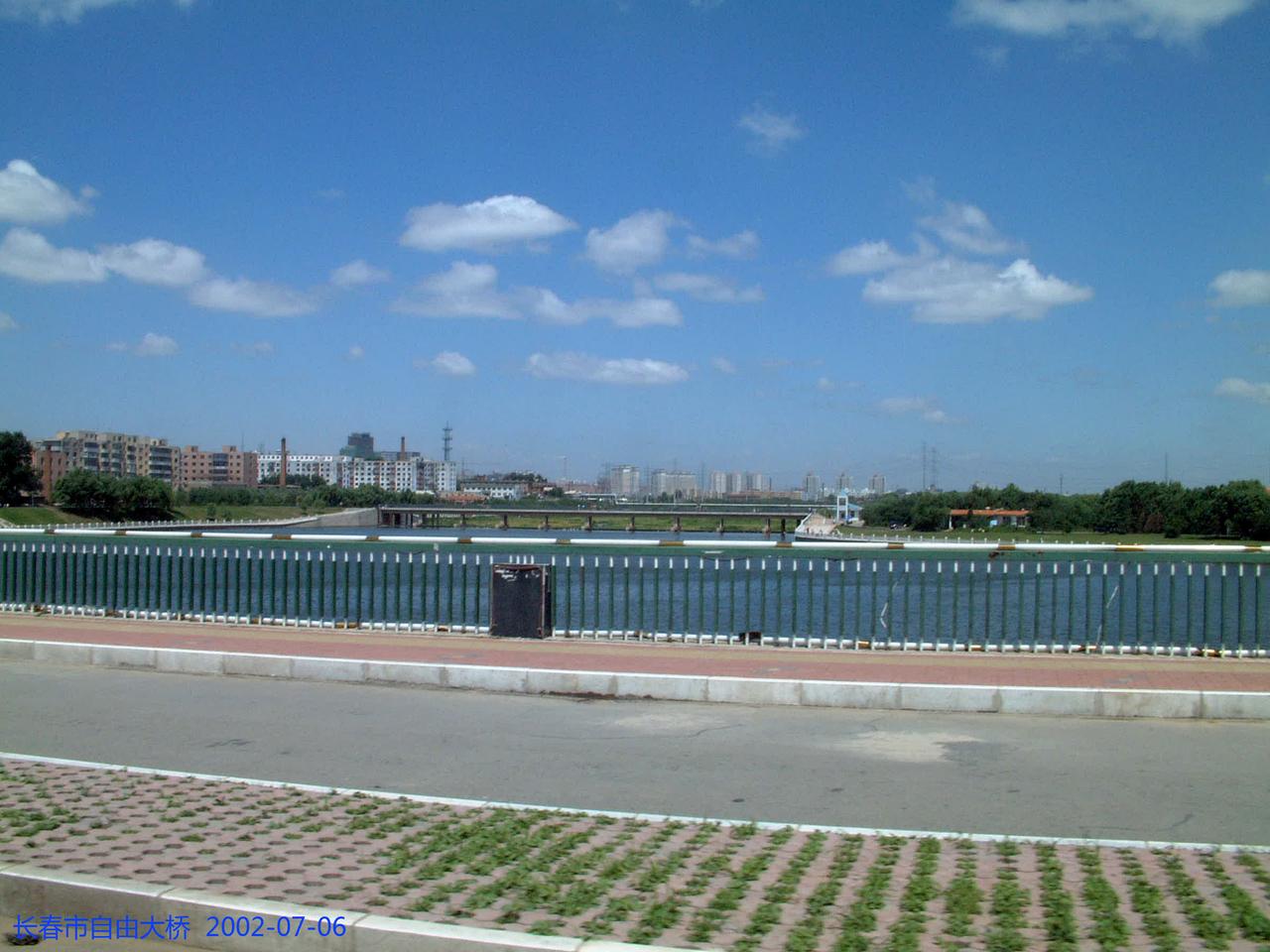 站在自由大桥上看伊通河的河道与两岸建筑