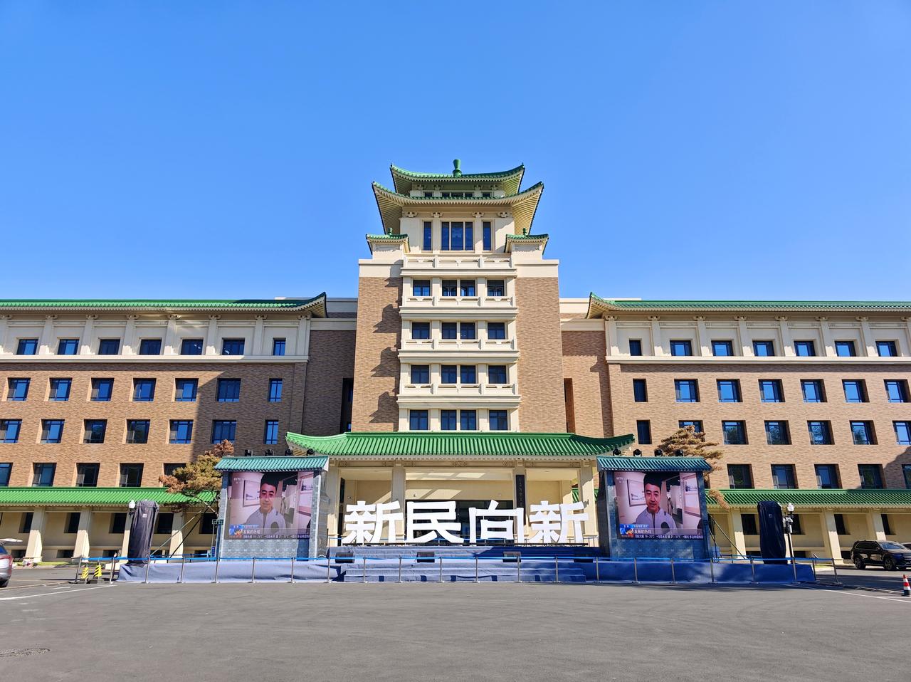 长春历史文化博物馆正面外观，黄色砖墙配绿色琉璃瓦屋顶，传统仿古风格建筑