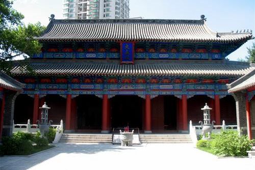 长春文庙大成殿正立面,单檐歇山灰瓦顶,面阔五间