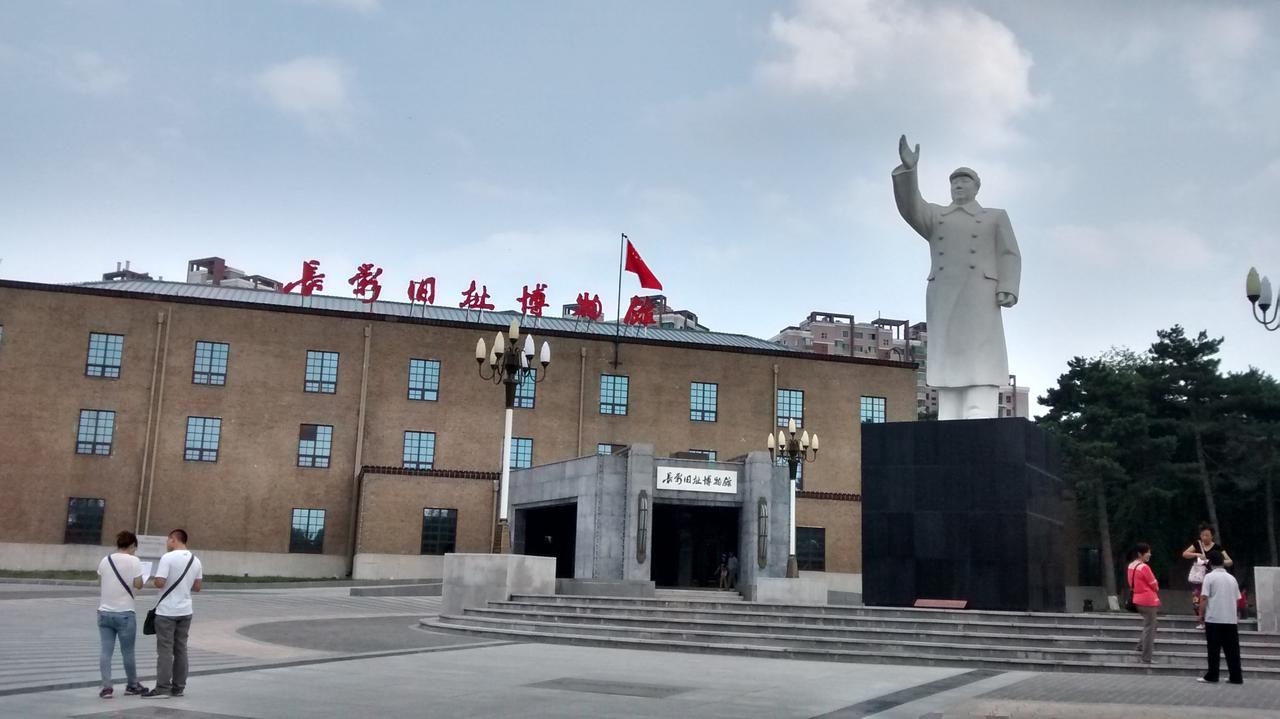 毛主席雕像矗立在长影旧址博物馆前广场