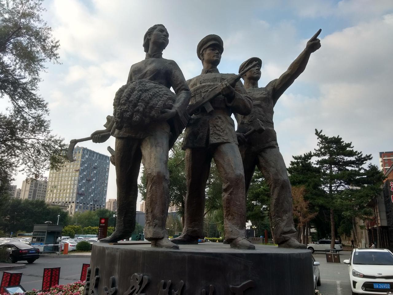 长影正门前的革命题材雕像群