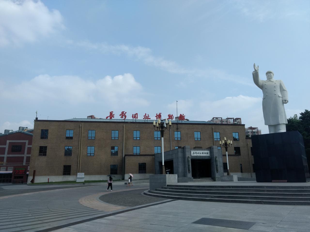 长影厂区全景：电影工业建筑群的体量和密集度