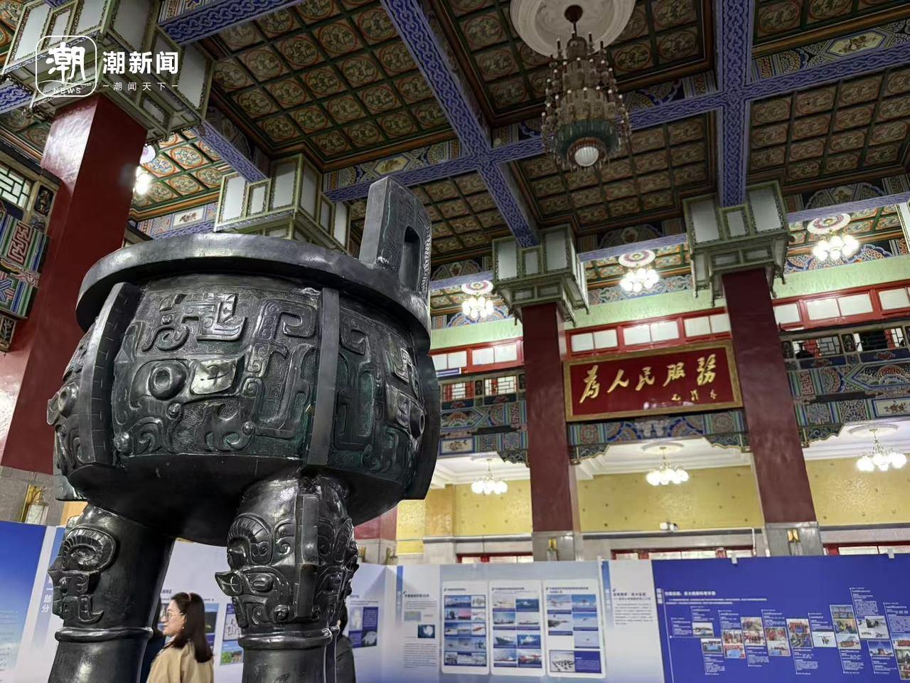 地质宫大厅内景：12根大理石柱和宫灯