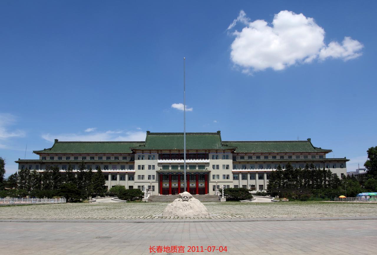 地质宫正面外观：绿琉璃瓦大屋顶与朱红门柱