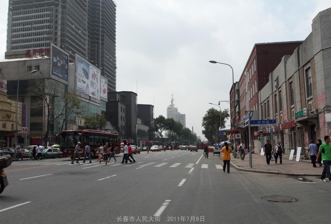 人民大街北段街景，可见四排行道树的布局
