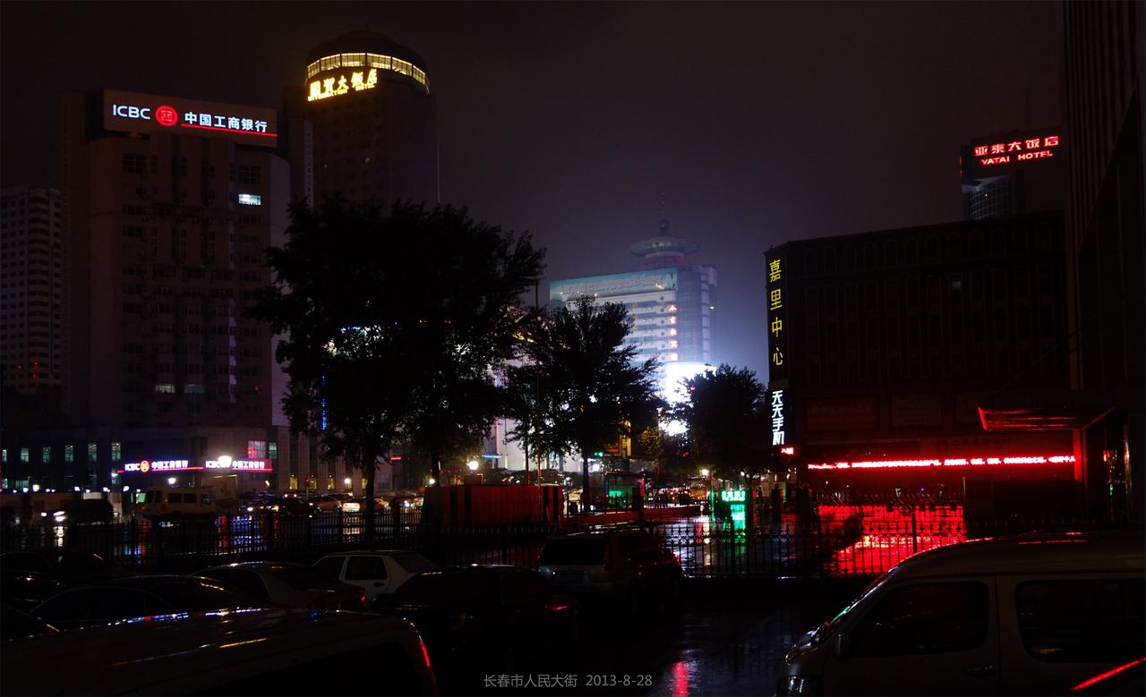 人民大街夜景，站前广场向南方向