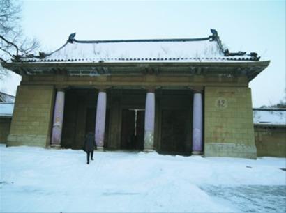 伪满建国忠灵庙的蓝色琉璃瓦屋顶