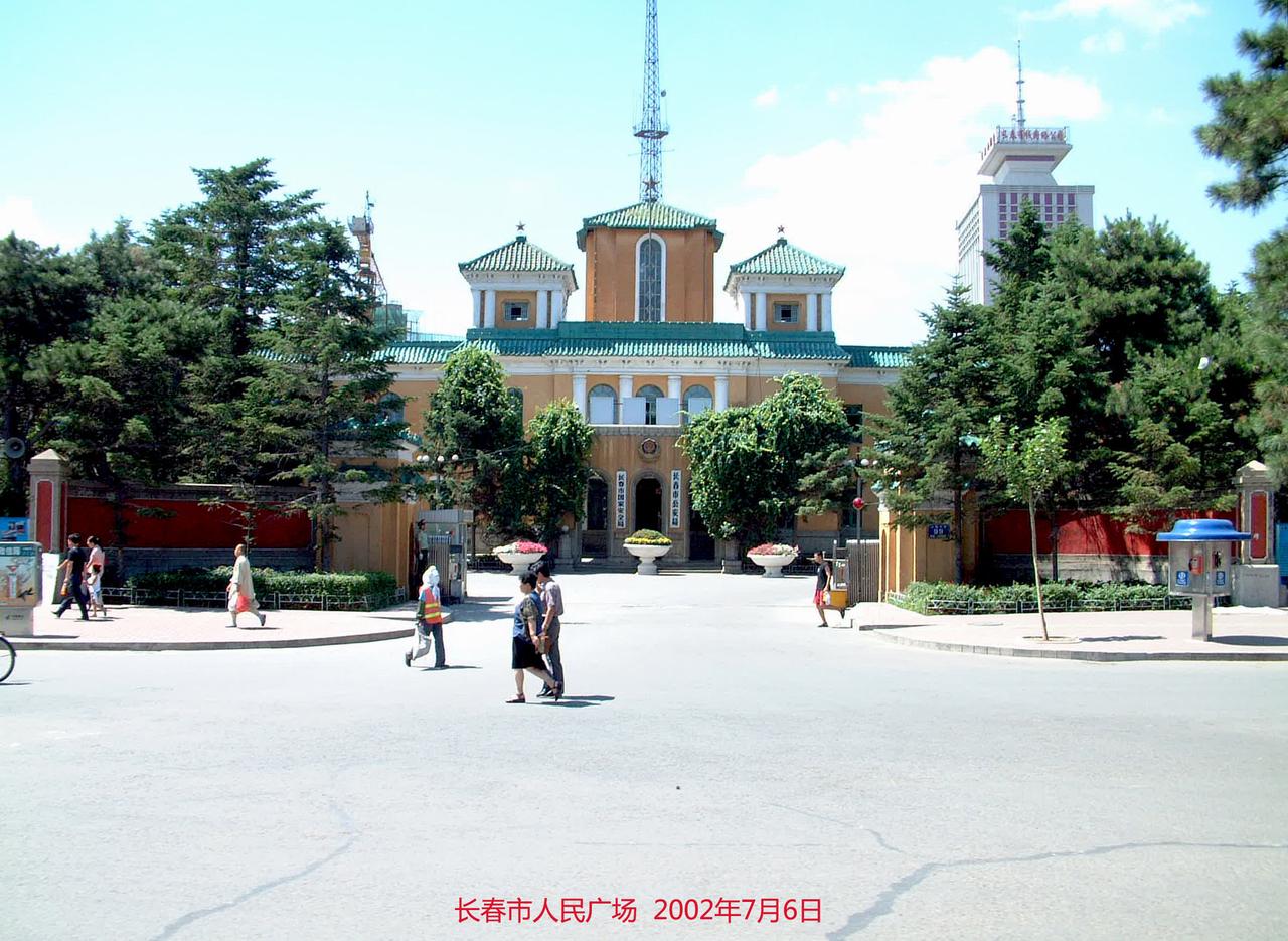 建筑屋顶中央主塔修复痕迹:中央主塔比两侧卫塔矮了一截,四角攒尖顶简化为一层
