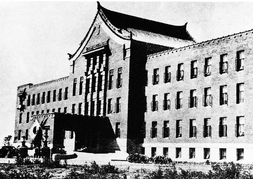 新民大街伪满建筑群街景，褐色面砖外墙建筑在街边