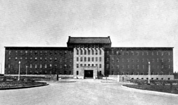 新民大街829号建筑正立面，深褐色瓷砖外墙覆盖主体