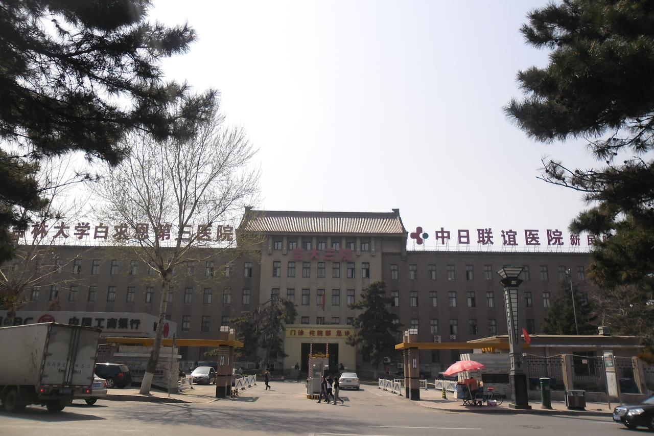伪满洲国经济部旧址东门远景，可见建筑整体形态
