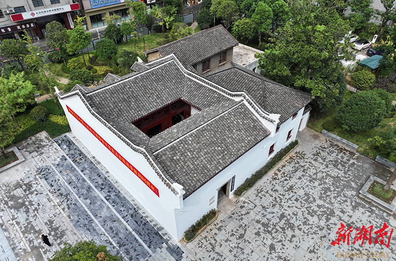 八路军驻湘通讯处旧址内部堂屋，恢复陈列后的会议场景