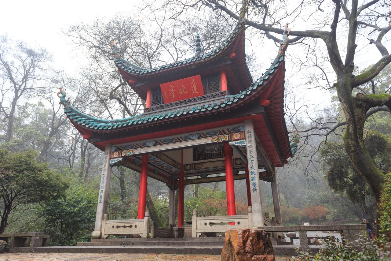 爱晚亭正面全景，绿瓦红柱与毛体匾额