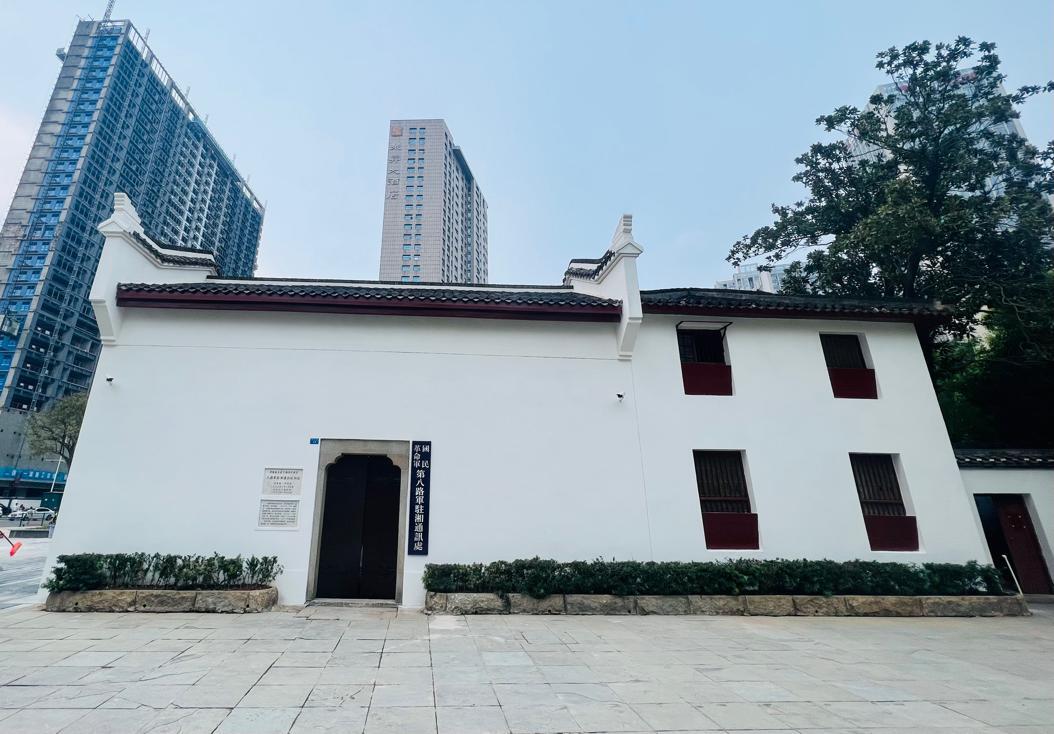 修缮后旧址主入口处的景观石和周边环境