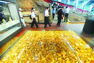 谭家坡龙窑保护棚内的砖砌窑体，从坡底到坡顶长约 41 米