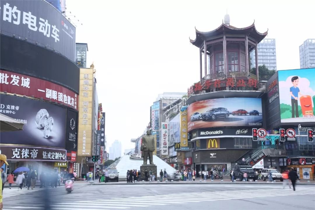 步行街上的"吃臭豆腐"铜雕