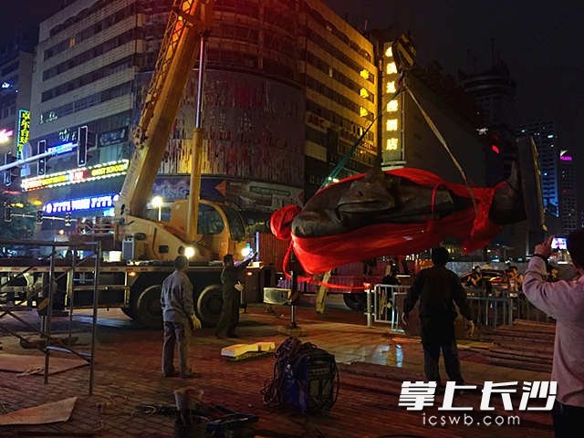 黄兴南路步行街北端街口的黄兴铜像