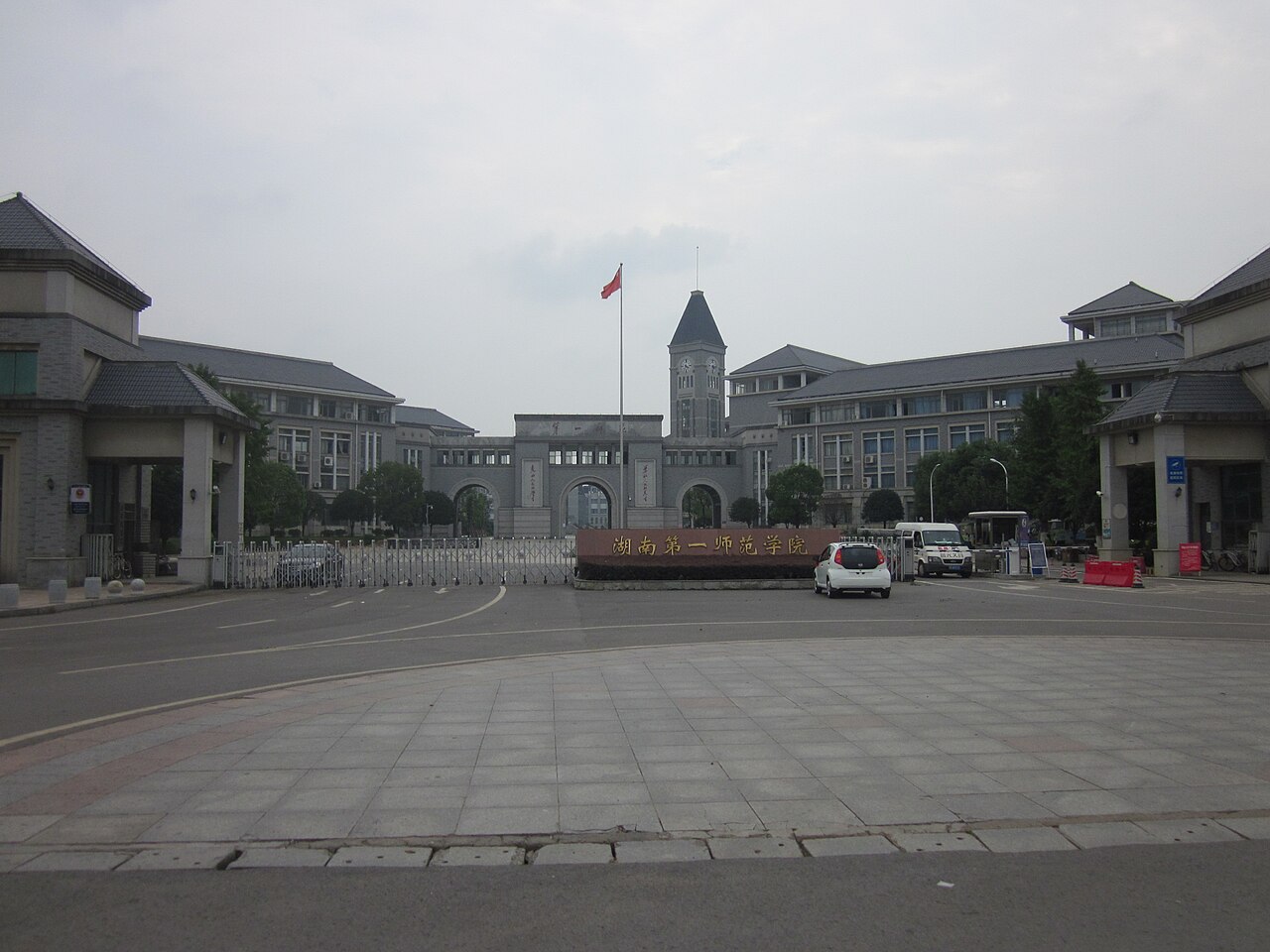 湖南第一师范旧址的庭院连廊,长廊连接各栋建筑形成四合院落