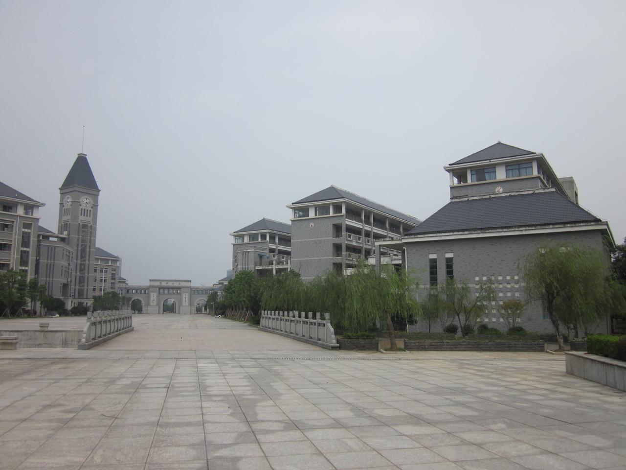 湖南第一师范旧址的庭院内部,可见建筑之间的连廊和绿化空间