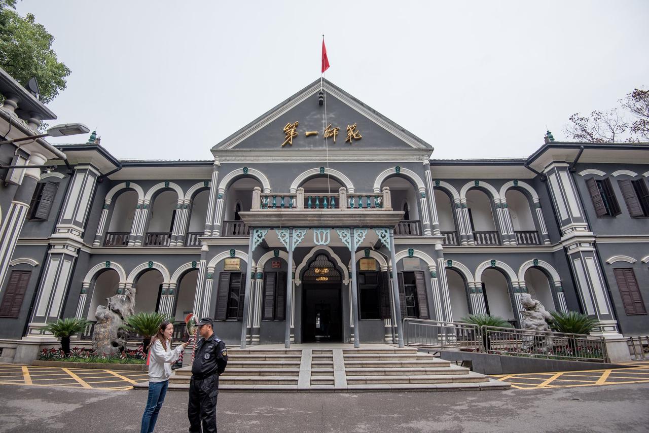 湖南省立第一师范学校旧址校门主楼,灰砖白窗,毛泽东题写校名