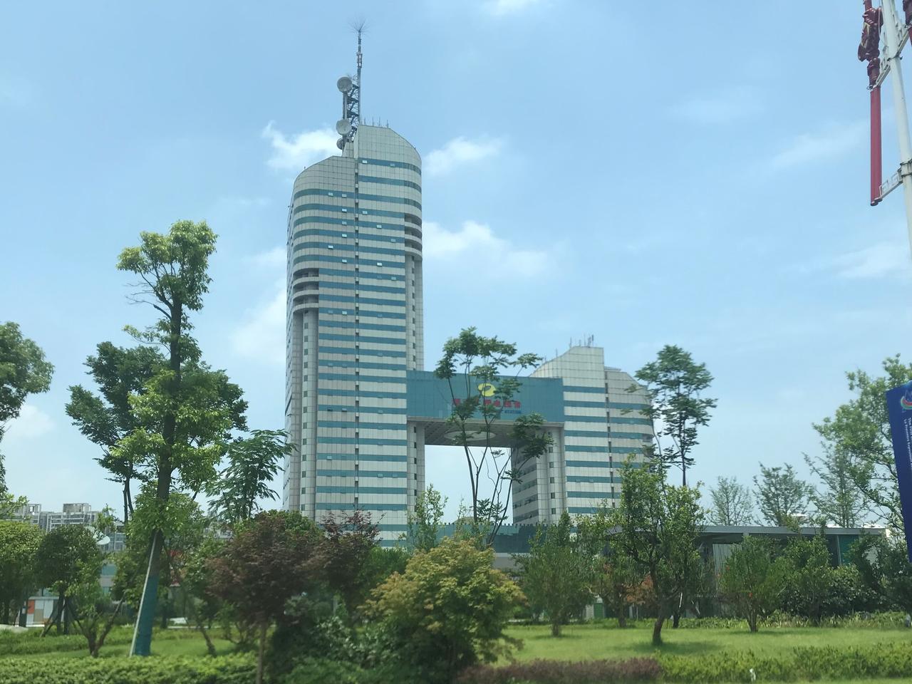 金鹰大厦远景，建筑呈"H"型钢网架结构