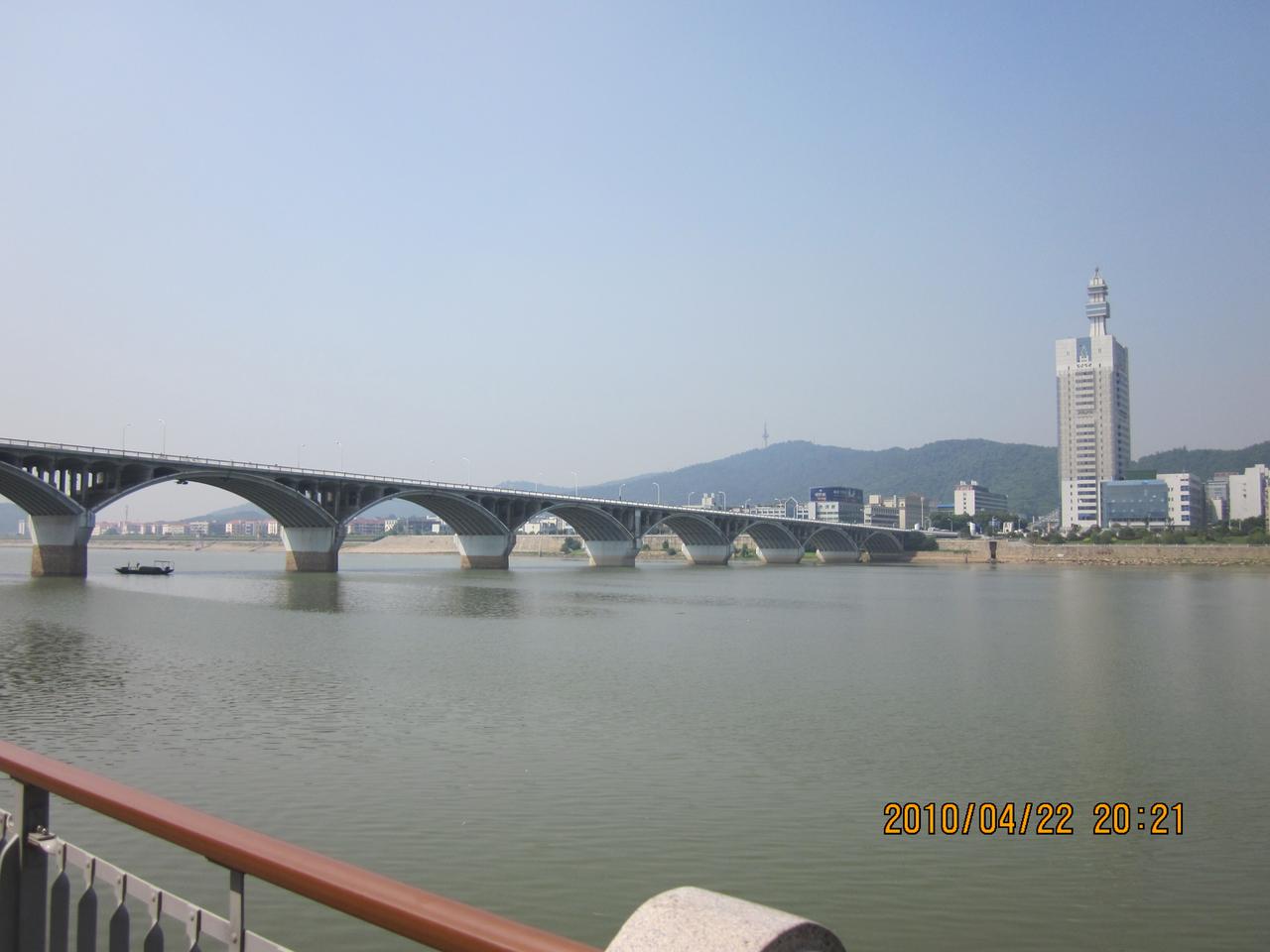 橘子洲大桥,18孔双曲拱结构,连接河东和河西