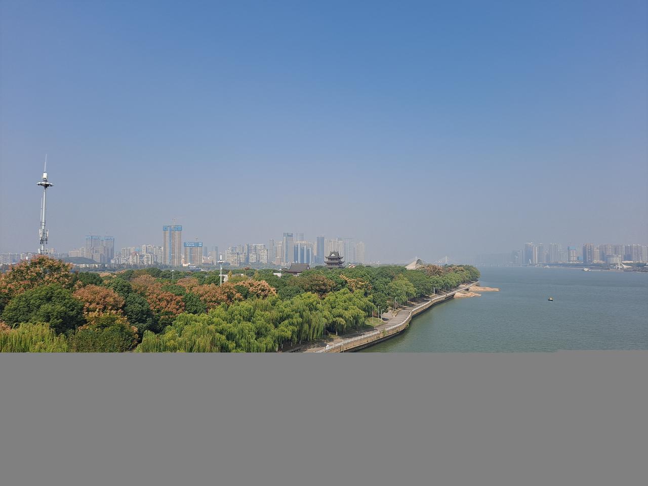 从湘江西岸看橘子洲,狭长沙洲夹在两岸城市之间
