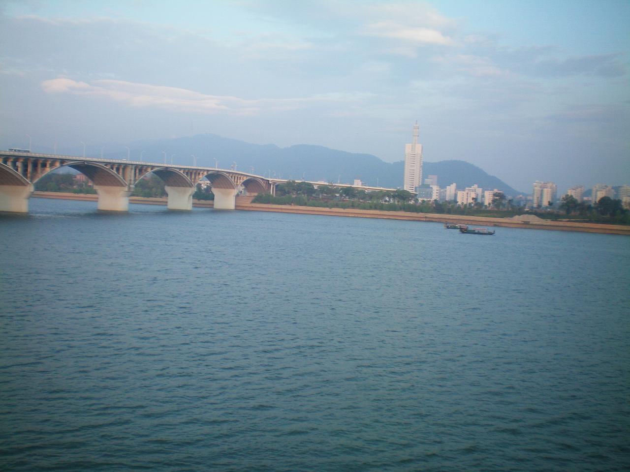 从湘江看橘子洲大桥与橘子洲的空间关系