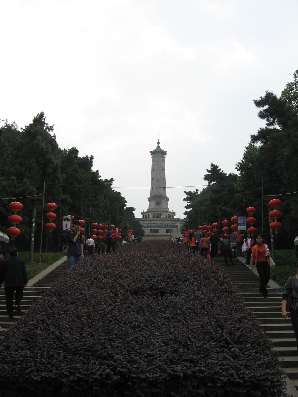 纪念塔正面全景：松柏大道尽头的八角形花岗石塔