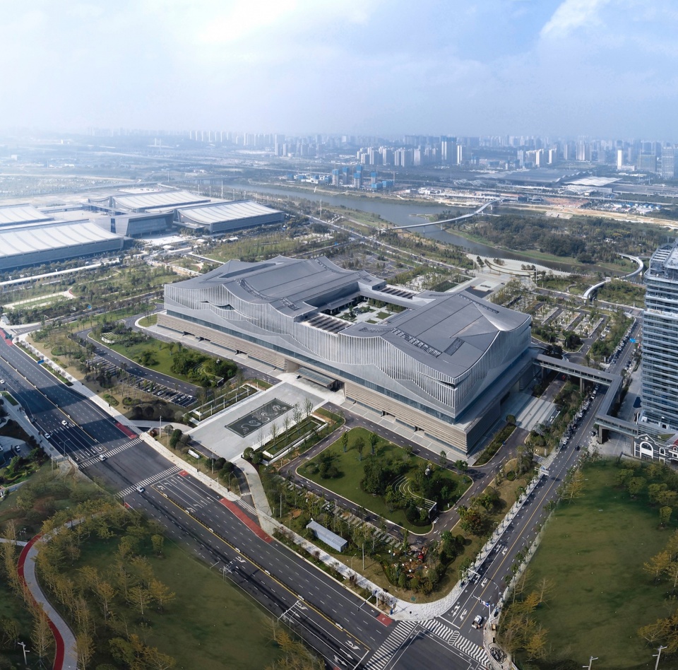 长沙国际会议中心建筑外观，波浪形屋顶与浏阳河相呼应