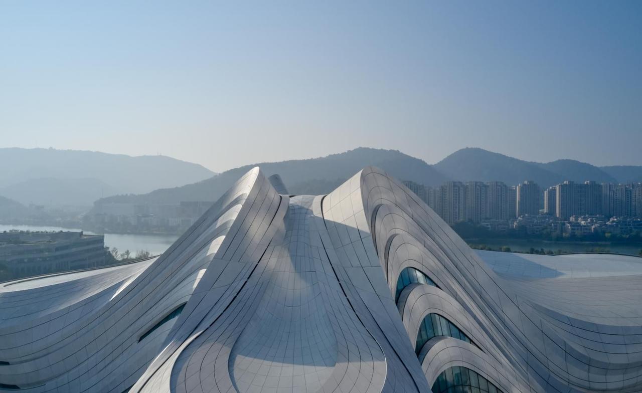 梅溪湖全景航拍：人工湖与扎哈建筑的白色曲线