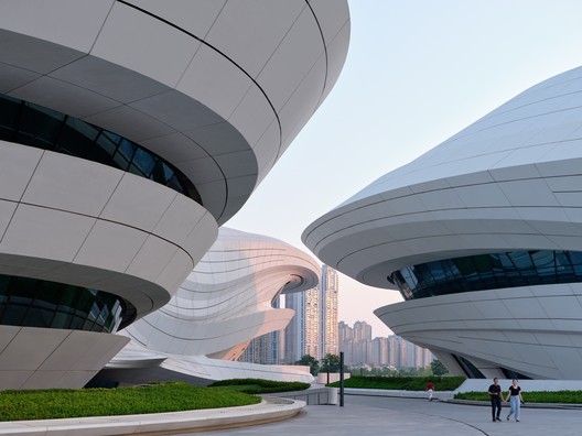 梅溪湖文化艺术中心另一视角：建筑群与湖岸的嵌合关系