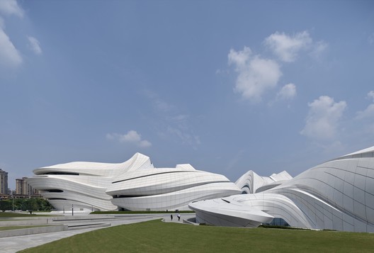 文化艺术中心的另一角度：建筑轻触湖面