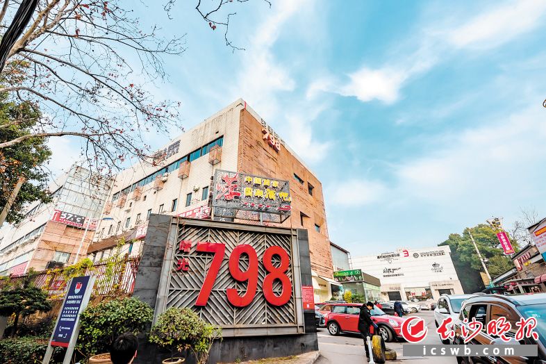 曙光798园区入口的红砖厂房与锯齿形天窗屋顶