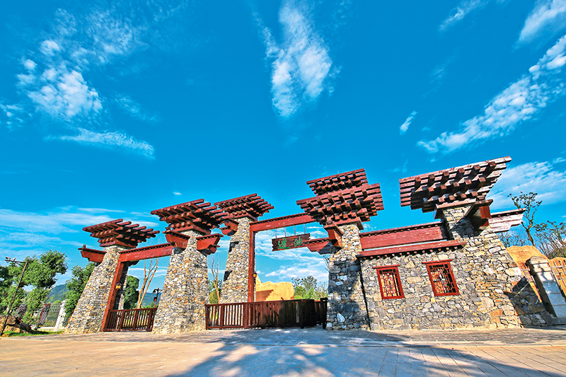 炭河里遗址城墙与壕沟遗存标示