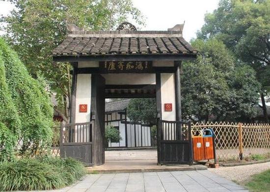 堂屋内的方桌和长凳复原陈列