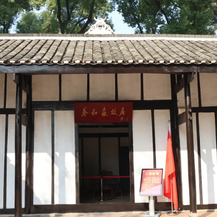 农舍的竹木构架与青瓦屋面