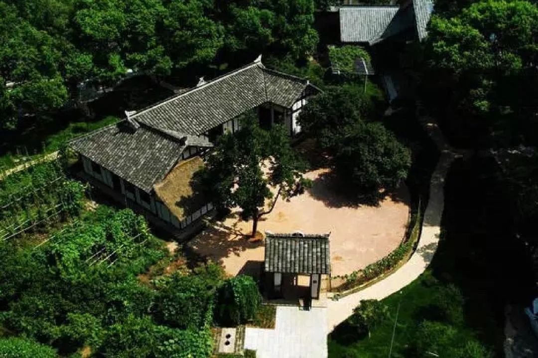 竹篱环抱的新民学会旧址农舍全景
